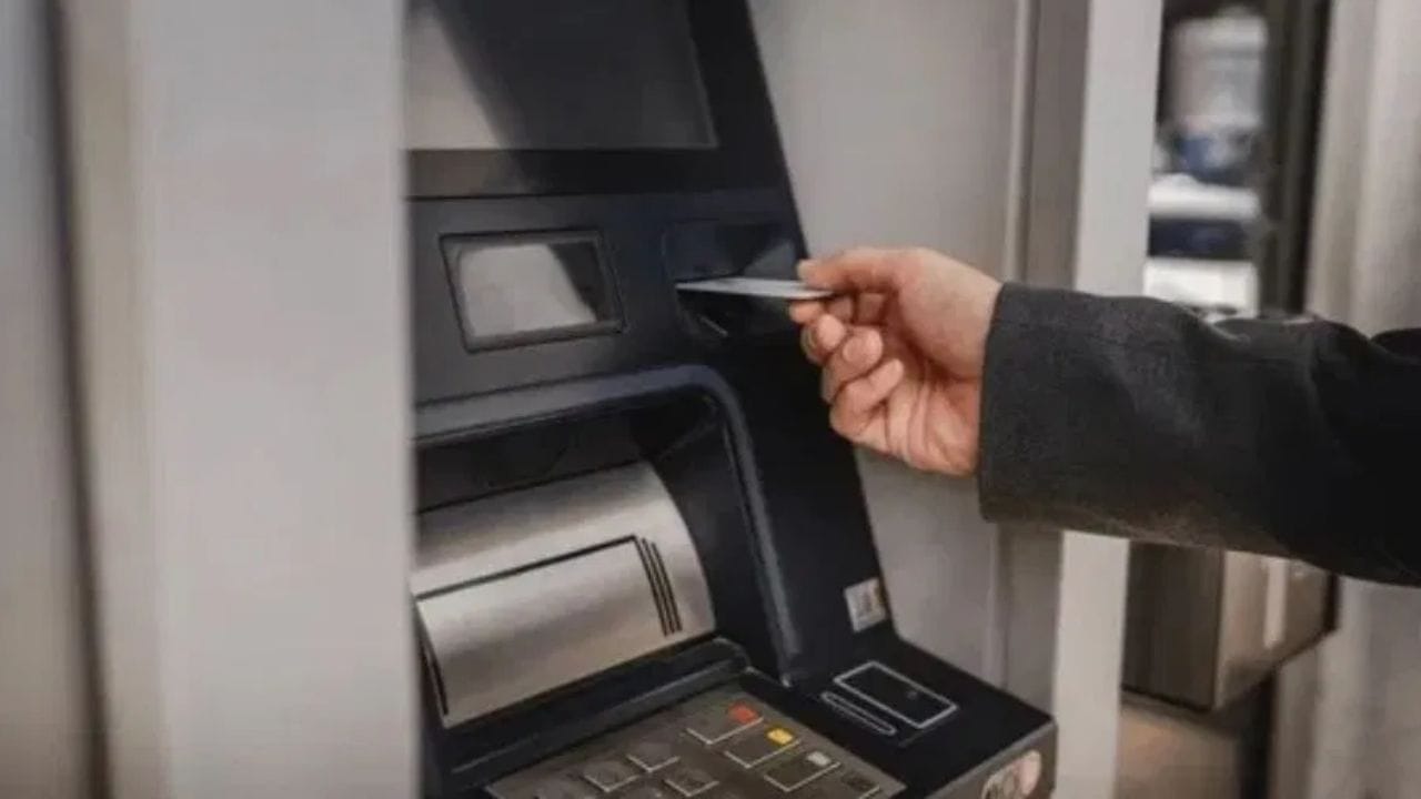 ATMમાં સામાન્ય રીતે 100, 200 અને 500 રૂપિયાની નોટોનું મિશ્રણ રાખવામાં આવે છે. આ કારણે, મોટાભાગના ATM મશીનોમાં એક સમયે આશરે 20થી 30 લાખ રૂપિયા જેટલી રોકડ જમા હોય છે. કેટલા પૈસા ભરવા તે નિર્ણય ATMના સ્થાન, વપરાશ અને સુરક્ષા વ્યવસ્થાને ધ્યાનમાં રાખીને લેવામાં આવે છે.