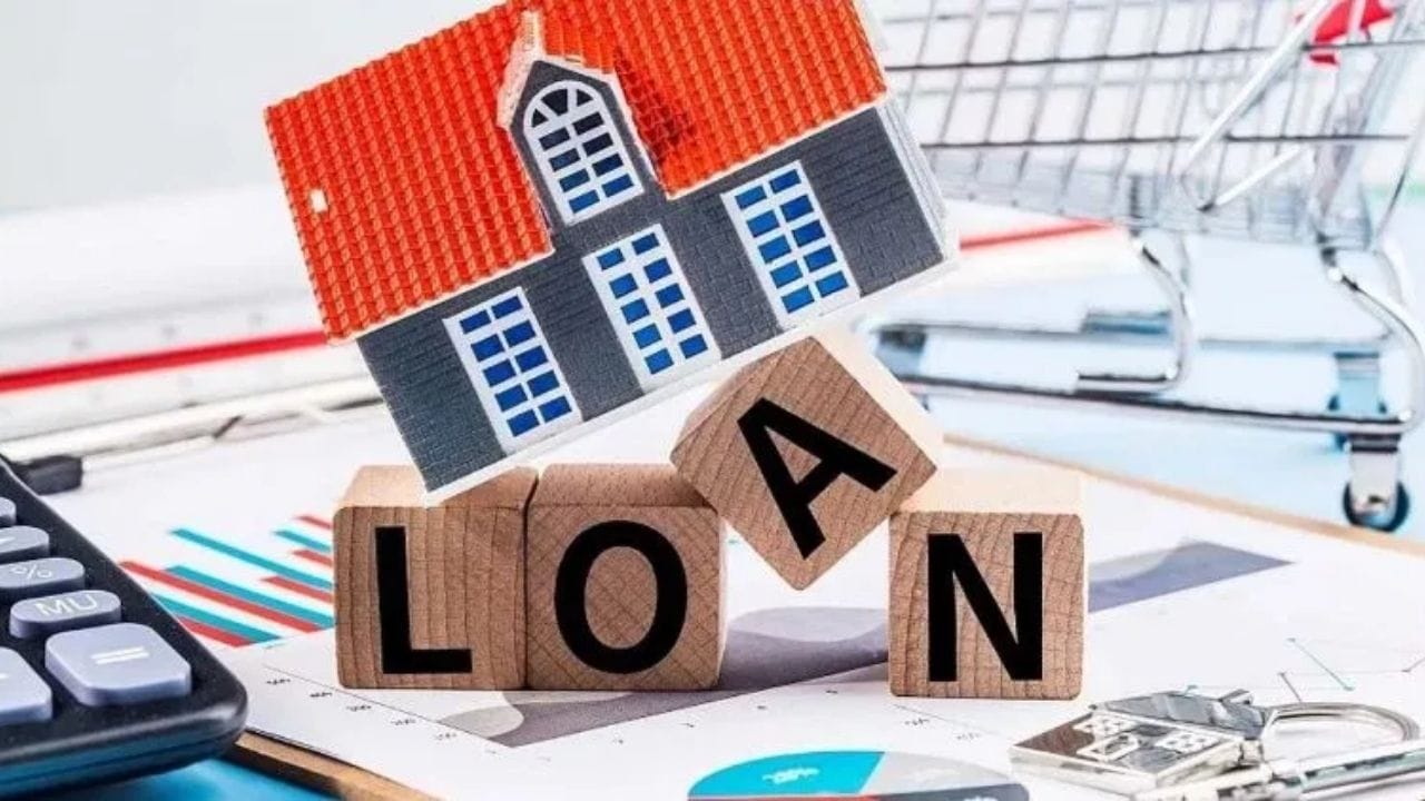 એથી, લોન ઝડપથી ચૂકવવી ખૂબ મહત્વપૂર્ણ છે. સમયમર્યાદા પહેલા લોન પૂર્ણ કરવાથી તમે વ્યાજના વધારાના ખર્ચથી બચી શકો છો અને EMIમાંથી પણ વહેલી મુક્તિ મેળવી શકો છો. ચાલો જાણીએ કે દેવાથી ઝડપથી કેવી રીતે છુટકારો મેળવી શકાય.