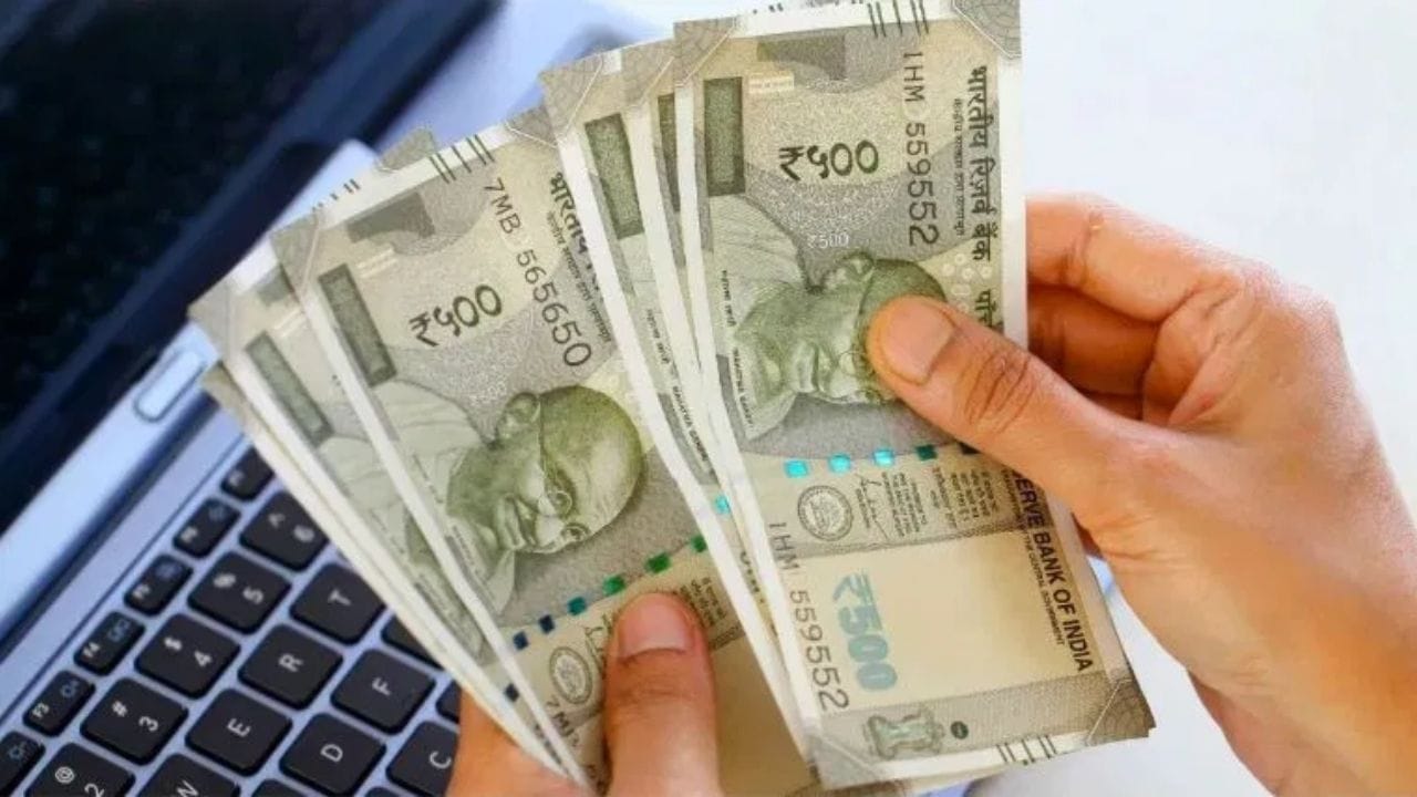 જો તમારી લોન પર વ્યાજ દર અન્ય બેંકોની સરખામણીમાં વધારે હોય, તો બેલેન્સ ટ્રાન્સફર એક સારો વિકલ્પ બની શકે છે. આ સુવિધા દ્વારા તમે તમારી બાકી લોનને ઓછી વ્યાજ દરવાળી બેંકમાં ટ્રાન્સફર કરી શકો છો. તેના કારણે લોનની અવધિ ઘટે છે અને કુલ વ્યાજનો ખર્ચ પણ ઓછો થાય છે. જો કે, બેલેન્સ ટ્રાન્સફર કરતી વખતે પ્રોસેસિંગ ફી અને અન્ય ચાર્જીસ લાગતા હોય છે, તેથી નિર્ણય લેતા પહેલા તેની સંપૂર્ણ માહિતી લેવી જરૂરી છે.