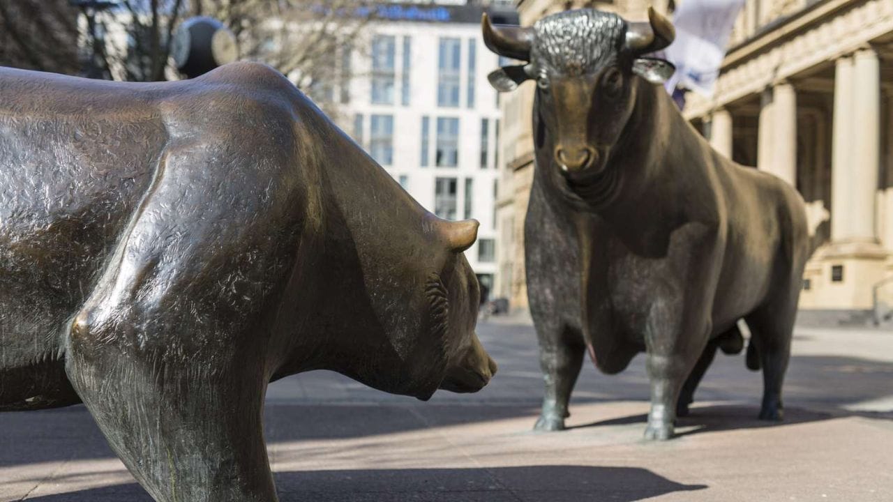 હકીકતમાં એક આખલો હંમેશા તેના શિંગડા ઉપર તરફ ઉછાળીને હુમલો કરે છે. શેરબજારમાં ઉપરની ગતિ શેરના ભાવમાં વધારો અને ઉપરના બજારના વલણને પણ સૂચવે છે. આ જ કારણ છે કે "બુલ" શબ્દ નાણાકીય બજારોમાં વૃદ્ધિ સાથે સંકળાયેલો છે.