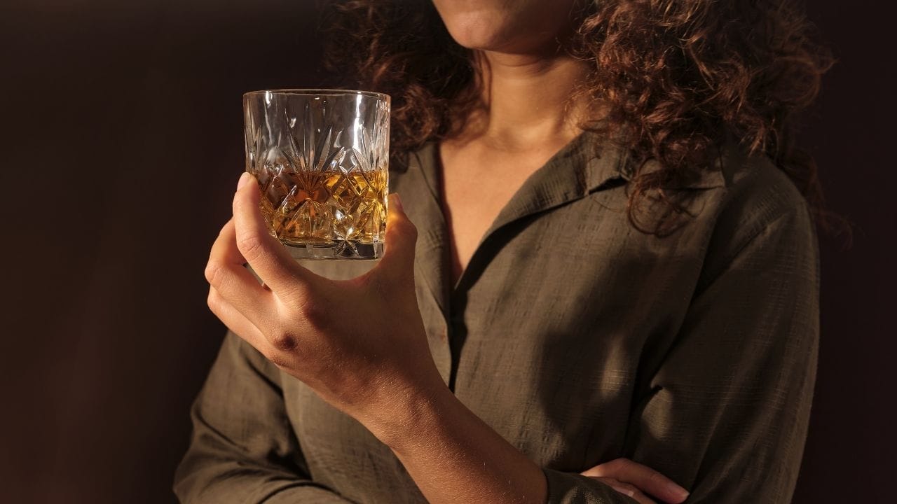 દારૂ લવરની પોતાની એક અલગ દુનિયા હોય છે. કેટલાક લોકો તો દારૂને “દવા” સમાન માનતા હોય છે. બીજી તરફ, આરોગ્ય નિષ્ણાતો અને ડોકટરો સ્પષ્ટપણે કહે છે કે દારૂ શરીર માટે હાનિકારક છે. ઘણા લોકો દાવો કરે છે કે શિયાળામાં રમ પીવાથી શરીર ગરમ રહે છે અને શરદી થતી નથી. તેમ છતાં, મોટો પ્રશ્ન એ છે કે દારૂ પીતી વખતે શું ખાવું અને શું ટાળવું?