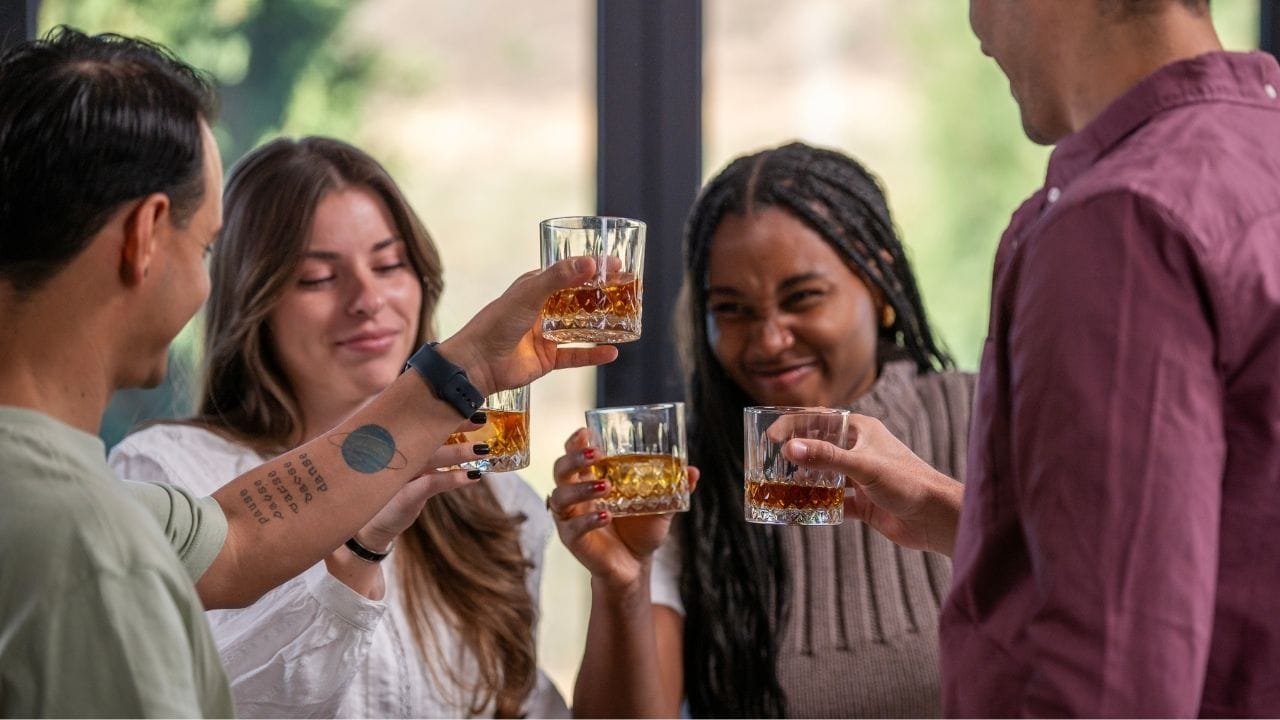 મોટાભાગના લોકો દારૂ સાથે સમોસા, ચિપ્સ, ચાઉમિન અથવા માંસાહારી ખોરાક લેતા જોવા મળે છે. પરંતુ શું આ ખરેખર શરીર માટે યોગ્ય છે?