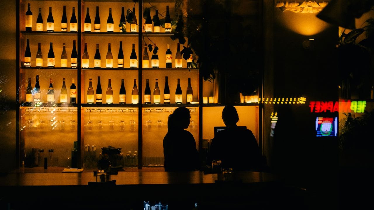 આ ઉપરાંત, ઘણા લોકો દારૂ સાથે તળેલા નાસ્તા, ફાસ્ટ ફૂડ અથવા માંસાહારી વાનગીઓનું સેવન કરે છે, જે શરીરને વધુ નુકસાન પહોંચાડી શકે છે. આવા નાસ્તા શરીરમાં ચરબી વધારવા, એસિડિટી, બ્લડ પ્રેશર વધારવા અને યકૃતને નુકસાન પહોંચાડવાના જોખમમાં વધારો કરે છે.