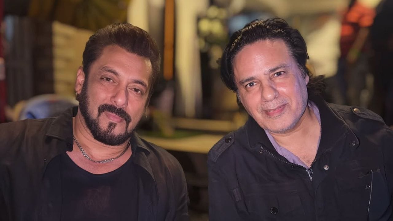  બિગ બોસની પહેલી સીઝનના વિજેતાનું નામ જાણી ચાહકો હેરાન રહી જશે. કારણ કે,બિગ બોસની પહેલી સીઝન બોલિવુડ સ્ટારે જીતી હતી. જે પોતાની પહેલી ફિલ્મથી રાતોરાત સ્ટાર બન્યો હતો. આ અભિનેતાનું નામ છે રાહુલ રોય  જેમણે બિગ બોસની પહેલી સીઝનની ટ્રોફી જીતી હતી.