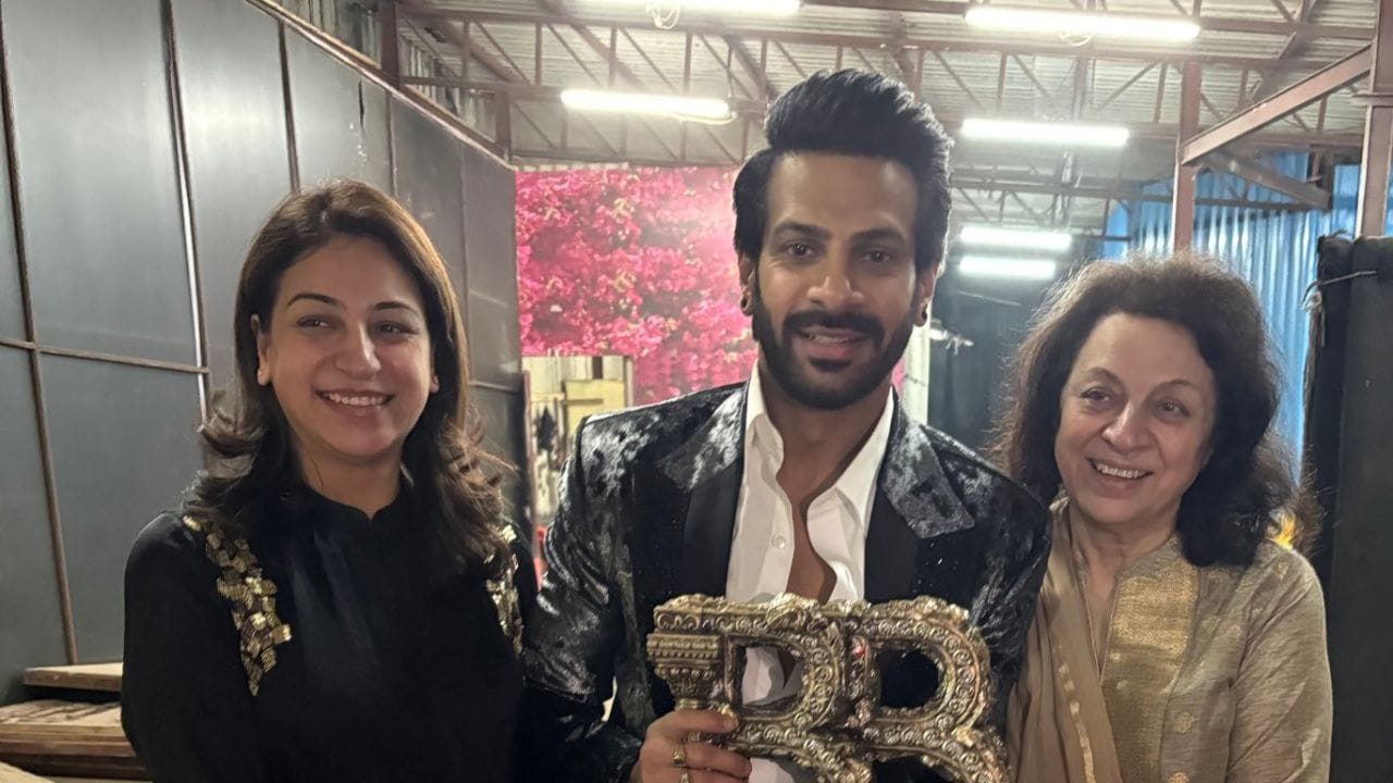  કરણવીર મહેરાએ બિગ બોસ 18 જીત્યો, જેમાં વિવિયન ડીસેનાને રનર-અપ તરીકે હરાવ્યો. આ શો 6 ઓક્ટોબર, 2024 થી 19 જાન્યુઆરી, 2025 સુધી ચાલ્યો. શોમાં પોતાની જીત ઉપરાંત, કરણવીર મહેરાએ ખતરોં કે ખિલાડી 14 પણ જીત્યો.તે સતત બે રિયાલિટી શો જીત્યો.