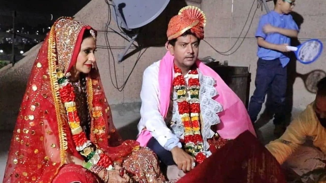 બિગ બોસ 2નો વિજેતા આશુતોષ કૌશિક છે. આ રિયાલિટી શો જીત્યા બાદ આશુતોષ પાસે કામની લાઈનો લાગી હતી. ઈન્ડસ્ટ્રીમાં મોટા મોટા સ્ટાર સાથે કામ કરવાની તક મળી હતી. તેમણે અનેક ફિલ્મોમાં કામ પણ કર્યું છે.