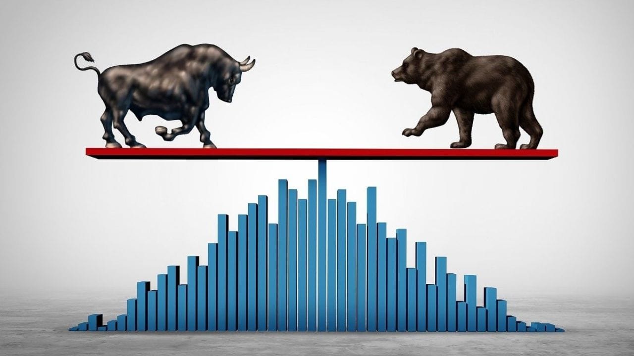 બેયર માર્કેટ શું છે?: બેયર માર્કેટ એ bull માર્કેટની વિરુદ્ધ છે. તે એવા તબક્કાનો ઉલ્લેખ કરે છે જ્યાં શેરના ભાવ ઘટી રહ્યા છે અથવા ઘટવાની અપેક્ષા છે. આવા સમય દરમિયાન રોકાણકારો પોતાને નુકસાનથી બચાવવા માટે શેર વેચે છે. મંદી બજારો ઘણીવાર આર્થિક મંદી, નાણાકીય કટોકટી, ભૂ-રાજકીય તણાવ, તેમજ નબળા કોર્પોરેટ પ્રદર્શનને કારણે ઉશ્કેરાય છે. રીંછ હંમેશા તેના પંજા વડે નીચે તરફ પ્રહાર કરે છે. આ શેરના ભાવમાં ઘટાડો દર્શાવે છે અને તેથી તે નાણાકીય બજારોમાં મંદી સાથે સંકળાયેલું છે.