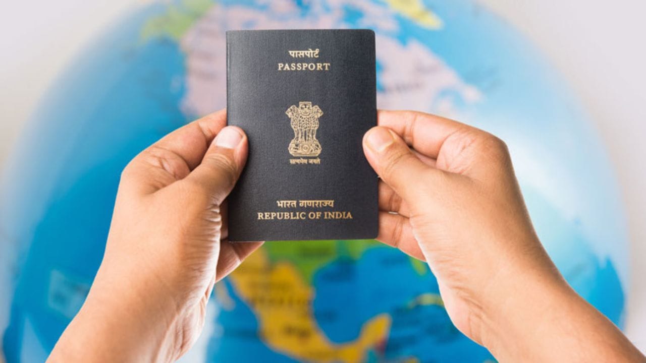 ભારત વિશ્વના સૌથી મોટા બજાર તરીકે પણ ઉભરી આવ્યું છે. પરિણામે ઘણા લોકો લાંબા સમય સુધી ભારતમાં કામ કર્યા પછી, અભ્યાસ કર્યા પછી, લગ્ન કર્યા પછી અથવા સ્થાયી થયા પછી ભારતીય નાગરિક બનવાનો પ્રયાસ કરે છે. ભારતીય નાગરિકત્વ મેળવવાની પ્રક્રિયા ભારત સરકારના ગૃહ મંત્રાલય (MHA) દ્વારા નિર્ધારિત ચોક્કસ નિયમો અને કાનૂની આવશ્યકતાઓ પર આધારિત છે.