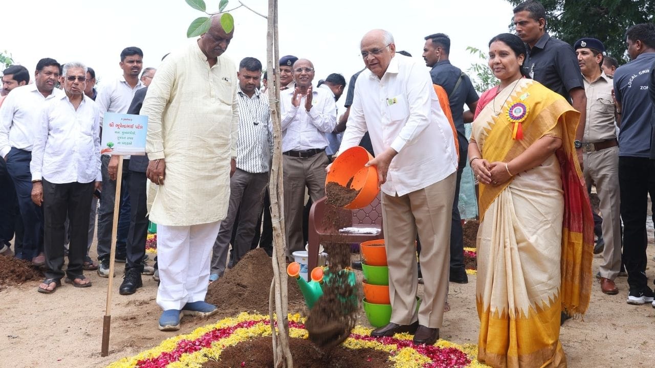 આ ત્રણ વર્ષોમાં જાહેર કરવામાં આવેલી વિવિધ લોકકેન્દ્રિત નીતિઓએ રાજ્યને બહુવિધ ક્ષેત્રોમાં અગ્રેસર બનાવ્યું છે. ભૂપેન્દ્ર પટેલના નેતૃત્વમાં ગુજરાતે G-20 બેઠકો અને 10મી વાઇબ્રન્ટ ગુજરાત ગ્લોબલ સમિટ જેવી આંતરરાષ્ટ્રીય ઇવેન્ટ્સનું સફળતાપૂર્વક આયોજન કર્યું. વાઇબ્રન્ટ ગુજરાત સમિટની સફળતાને વધુ વ્યાપક બનાવવા અને રાજ્યની પ્રાદેશિક ક્ષમતાઓને વૈશ્વિક સ્તરે ઉજાગર કરવા માટે મુખ્યમંત્રીના માર્ગદર્શન હેઠળ ગુજરાત સરકારે પ્રથમવાર રાજ્યના ચાર પ્રદેશોમાં (ઉત્તર ગુજરાત, દક્ષિણ ગુજરાત, મધ્ય ગુજરાત, કચ્છ-સૌરાષ્ટ્ર) વાઇબ્રન્ટ ગુજરાત રીજનલ કોન્ફરન્સીસનું આયોજન કર્યું છે. આ કોન્ફરન્સ સ્થાનિક મહત્વાકાંક્ષાઓને ‘વિકસિત ભારત @2047’ અને ‘વિકસિત ગુજરાત @2047’ના વ્યાપક વિઝન સાથે સંરેખિત કરશે.