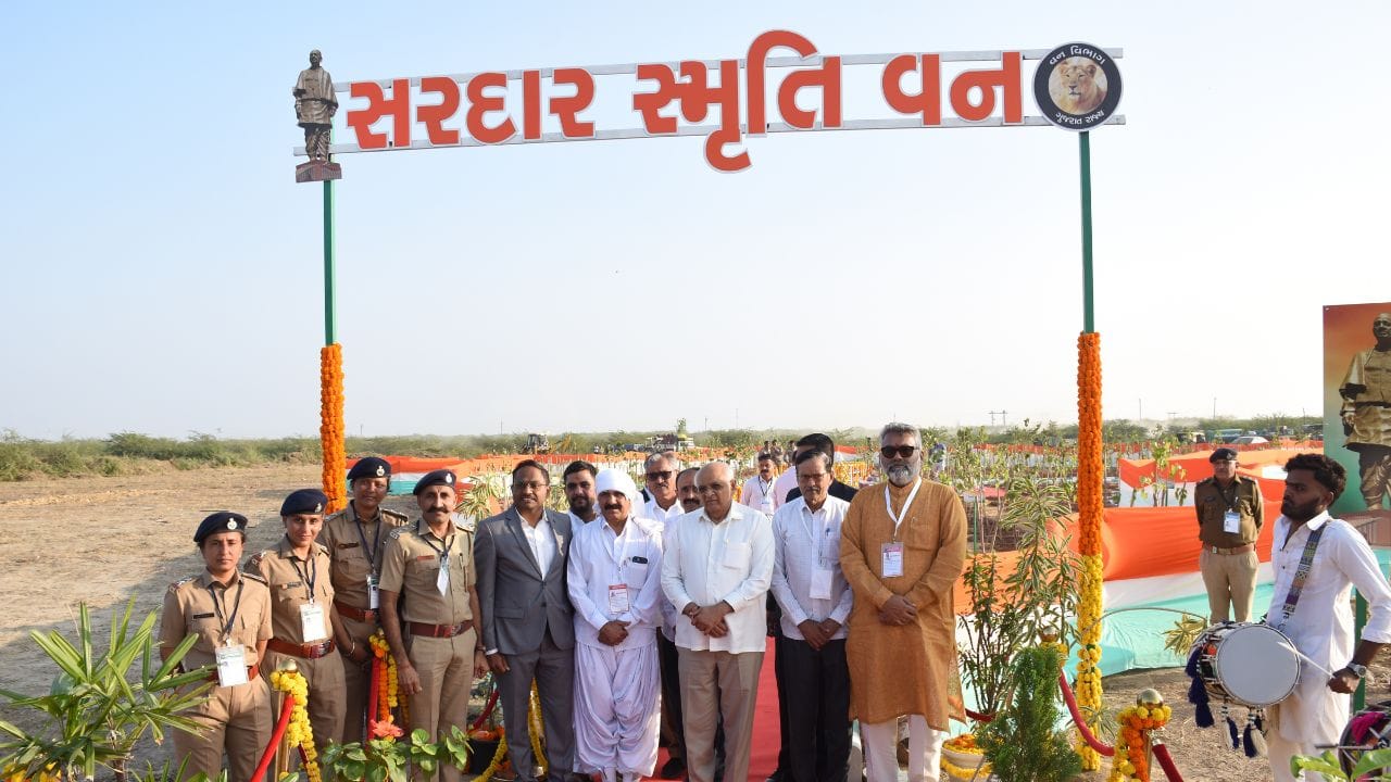 3વર્ષમાં યુવા વિકાસ માટે રાજ્યમાં સ્પોર્ટ્સ ઇન્ફ્રાસ્ટ્રક્ચરને પ્રોત્સાહન, 22 જિલ્લાઓમાં 24 જિલ્લા રમત સંકુલ કાર્યરત. 2024માં ખેલ મહાકુંભ 3.0 ઇવેન્ટમાં 71 લાખથી વધુ લોકોએ રજિસ્ટ્રેશન કરાવ્યું છે. રાજ્યમાં કોમનવેલ્થ વેઇટલિફ્ટિંગ ચેમ્પિયનશીપ, નેશનલ પોલીસ ગેમ્સ, નેશનલ ગેમ્સ 2022 જેવા રાષ્ટ્રીય અને આંતરરાષ્ટ્રીય સ્તરના રમતગમત કાર્યક્રમો યોજાયા છે.  કોમનવેલ્થ ગેમ્સ 2030ની યજમાની માટે ગુજરાતની પસંદગી કરવામાં આવી છે. અમદાવાદ ખાતે ₹825 કરોડના ખર્ચે વીર સાવરકર સ્પોર્ટ્સ કૉમ્પ્લેક્સ રાષ્ટ્રને અર્પણ કરાશે. ગુજરાત સ્ટુડન્ટ સ્ટાર્ટઅપ એન્ડ ઇનોવેશન પૉલિસી (SSIP) 2.0 હેઠળ આઈ-હબ (i-Hub), અમદાવાદ ખાતે 600 સ્ટાર્ટઅપ્સને ઇન્ક્યુબેશન માટે સમર્થન આપવામાં આવ્યું અને સ્ટાર્ટઅપ્સ સૃજન ફંડ સપોર્ટ હેઠળ 402 સ્ટાર્ટઅપ્સને અંદાજીત ₹ 23 કરોડથી વધુની સહાય પ્રદાન કરવામાં આવી.