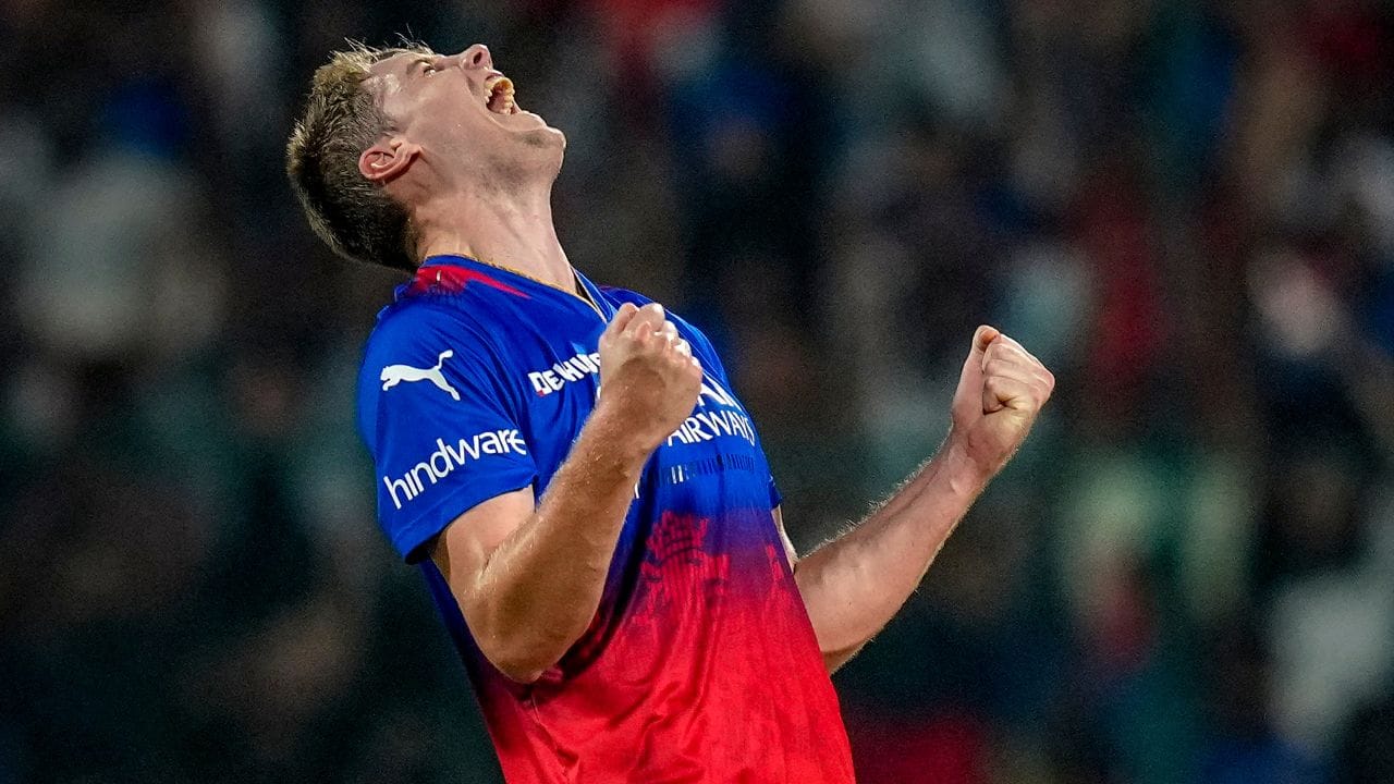 ગ્રીને 2016/17 શેફિલ્ડ શીલ્ડ સીઝન પહેલા વેસ્ટર્ન ઓસ્ટ્રેલિયન ક્રિકેટ એસોસિએશન (WACA) સાથે એક કરાર મેળવ્યો હતો, જેનું મુખ્ય કારણ અંડર 19s નેશનલ લીગમાં આઠ મેચમાં ઇનિંગ દીઠ સરેરાશ 82 રન અને 20 વિકેટ લેવાનું હતું.