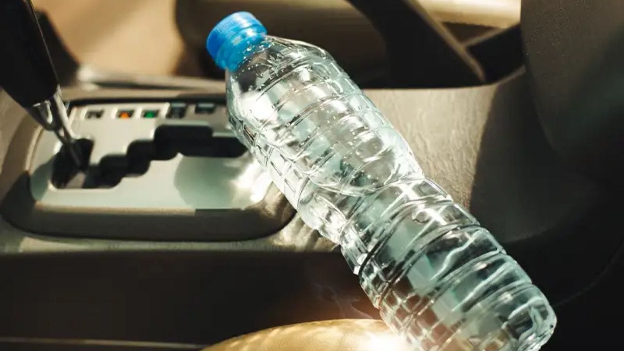 જો તમે પ્લાસ્ટિકની બોટલમાંથી પાણી પીતા હોવ, તો એવું વિચારીને કે બોટલ સીલ કરેલી હોવાથી તે પીવા માટે સલામત હોય છે, તો ચાલો તમને જણાવીએ કે આવું બિલકુલ નથી. ચાલો જાણીએ કે કારમાં રાખેલી પ્લાસ્ટિકની બોટલમાંથી પાણી કેમ ન પીવું જોઈએ. આમ કરવાથી ગંભીર સ્વાસ્થ્ય સમસ્યાઓ થઈ શકે છે.