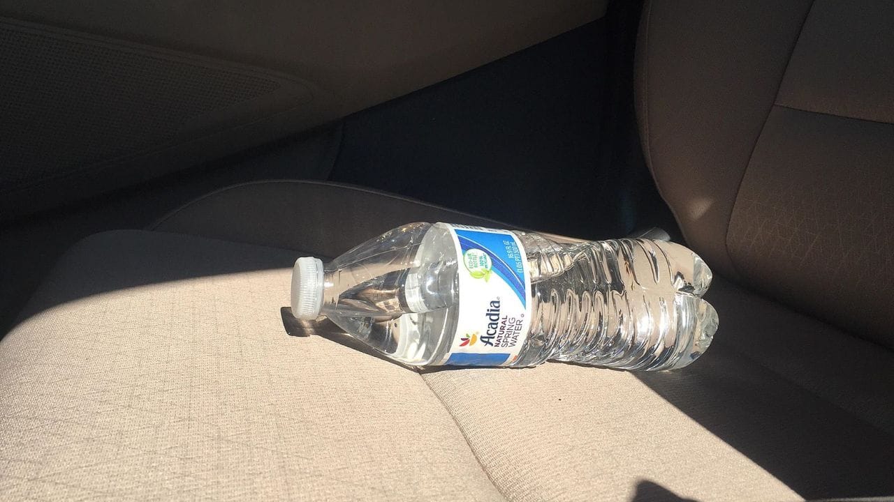 બેક્ટેરિયાનો વિકાસ: પ્લાસ્ટિકની બોટલોમાં સંગ્રહિત ગરમ, સ્થિર પાણી બેક્ટેરિયા માટે એક આદર્શ સંવર્ધન સ્થળ છે. જર્નલ ઓફ વોટર એન્ડ હેલ્થમાં પ્રકાશિત 2018 ના એક અભ્યાસમાં જાણવા મળ્યું છે કે ઓરડાના તાપમાને અથવા તેનાથી ઉપર સંગ્રહિત બોટલો ઇ. કોલાઈ અને સ્યુડોમોનાસ એરુગિનોસા જેવા બેક્ટેરિયાને ઉત્તેજીત કરી શકે છે, ખાસ કરીને જો પાણી અગાઉ ખોલવામાં આવ્યું હોય અથવા દૂષિત હોય.