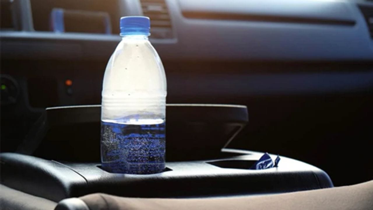 પાણીની ગુણવત્તામાં બગાડ: ગરમી અને સૂર્યપ્રકાશ કારમાં પ્લાસ્ટિક બોટલમાં પાણીની સલામતીને અસર કરે છે, પરંતુ તેના સ્વાદમાં પણ ફેરફાર કરે છે. ઇન્ટરનેશનલ બોટલ્ડ વોટર એસોસિએશન (IBWA) ના 2014 ના અહેવાલ મુજબ ગરમીના લાંબા સમય સુધી સંપર્કમાં રહેવાથી પ્લાસ્ટિક અને પાણી વચ્ચે રાસાયણિક પ્રતિક્રિયા થઈ શકે છે. જેના કારણે અપ્રિય ગંધ અથવા સ્વાદ આવે છે. જોકે પાણી ટેકનિકલી રીતે "સુરક્ષિત" હોઈ શકે છે, તે ફ્રેશ લાગશે નહીં.