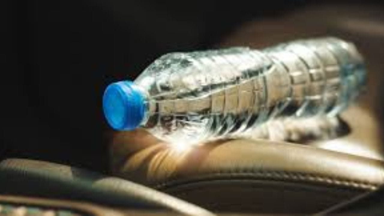 જર્નલ ઓફ એન્વાયર્નમેન્ટલ મોનિટરિંગમાં પ્રકાશિત 2006 ના એક અભ્યાસમાં જાણવા મળ્યું છે કે 60°C (140°F) પર અઠવાડિયા સુધી સંગ્રહિત PET બોટલો એન્ટિમોની નામના ઝેરી ધાતુના સ્તરમાં વધારો કરે છે. ચિંતાજનક રીતે સૂર્યપ્રકાશમાં પાર્ક કરેલી કાર સરળતાથી આ તાપમાન સુધી પહોંચી શકે છે અથવા તેનાથી વધુ થઈ શકે છે, જે સમય જતાં જોખમ વધારે છે.