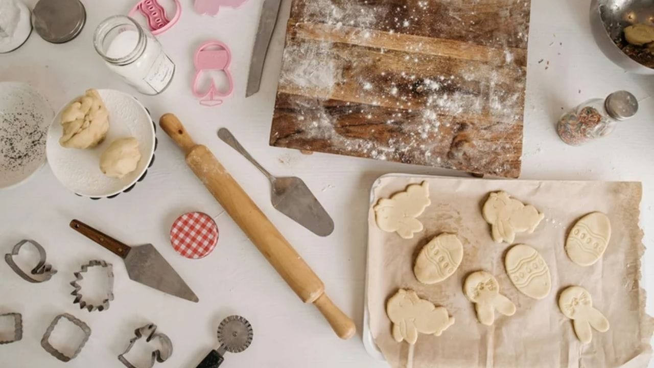 સામગ્રી: 1 કપ ઘઉંનો લોટ, 1/2 કપ દળેલી ખાંડ, 1/2 કપ માખણ અથવા ઘી, 1/4 ચમચી એલચી પાવડર, 1/2 ચમચી બેકિંગ પાવડર અને જરૂર મુજબ દૂધ.
