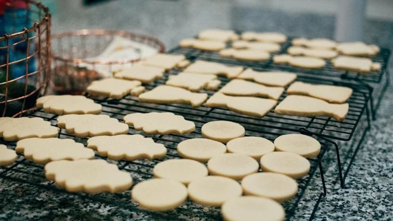 હવે એક નાનો બાઉલ, ઢાંકણ અથવા કટર વાપરીને તેમને ઇચ્છિત આકારમાં કાપો. ઓવન ટ્રે પર ઘી લગાવો અને એકબીજાથી થોડા અંતરે મૂકો. તેમને 10 મિનિટ સુધી રંધાવા દો. પછી તેમને બહાર કાઢો. તેમને પલટાવો અને ફરીથી ઓવનમાં મૂકો. બીજી 10 મિનિટ પછી તેમને બહાર કાઢો.
