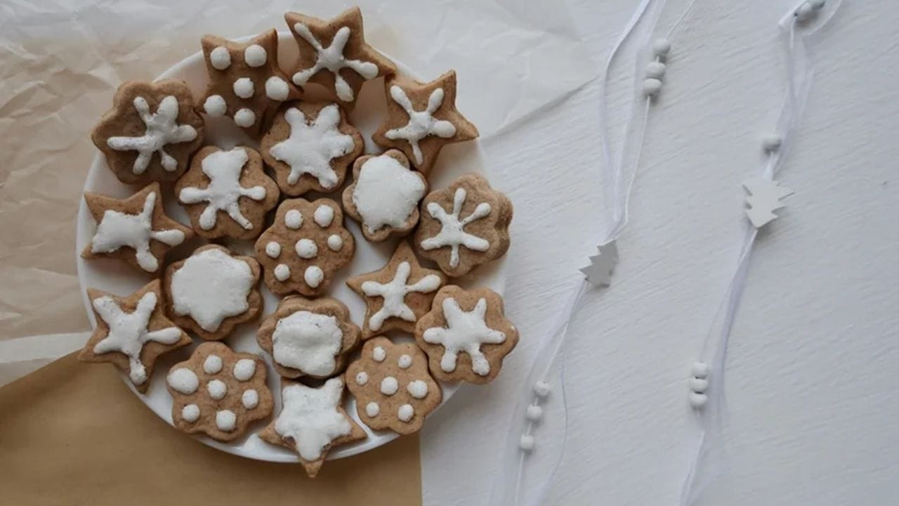 ઘઉંના લોટની કૂકીઝ માત્ર સ્વાદિષ્ટ જ નહીં પણ સ્વસ્થ પણ હોય છે. તે રિફાઇન્ડ લોટનો વધુ પૌષ્ટિક વિકલ્પ છે. ચાલો તેને કેવી રીતે બનાવવી અને કેટલીક ડિઝાઇન શીખીએ.
