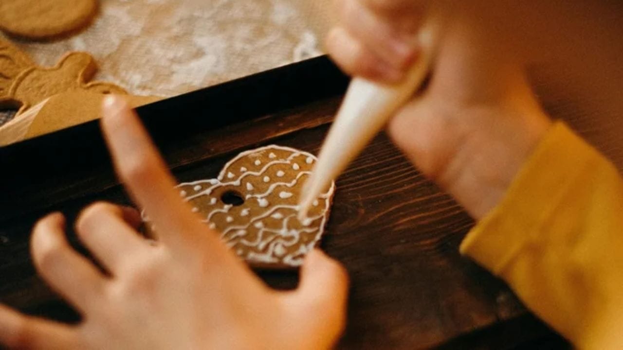 વાસણને ઢાંકીને મધ્યમ તાપ પર 15-18 મિનિટ સુધી રાંધો. રાંધ્યા પછી, કાઢી લો, ઠંડુ કરો અને પીરસો અથવા હવાચુસ્ત પાત્રમાં સ્ટોર કરો. તમે તેમને આ ફોટામાં દર્શાવેલ કૂકીઝની જેમ ડિઝાઇન પણ કરી શકો છો અને ક્રીમથી સજાવી શકો છો.
