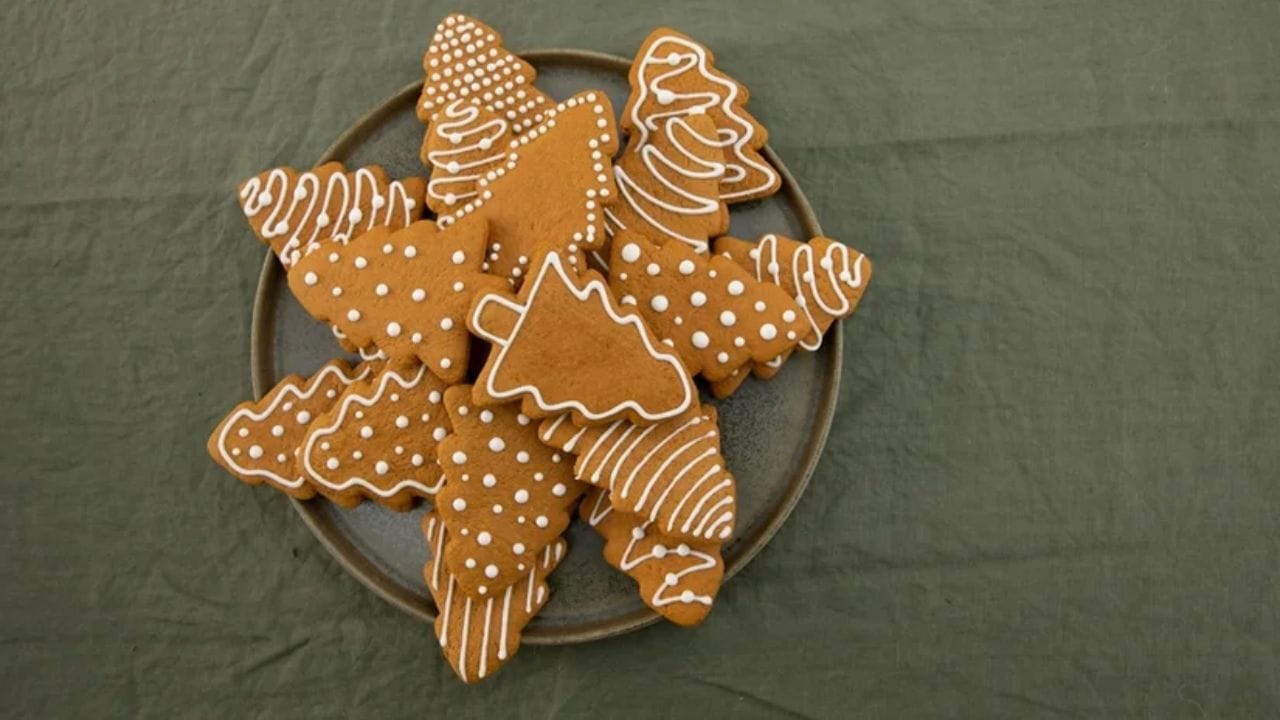 જો તમારી પાસે ઓવન ન હોય તો પ્રેશર કૂકર અથવા કડાઈ તૈયાર કરો. બેઝમાં લગભગ 1 કિલો મીઠું અથવા રેતી નાખો. ઉપર એક રિંગ મૂકો અને મીઠું અથવા રેતીને 20 મિનિટ સુધી ઊંચી ગરમી પર ગરમ કરો. રિંગ પર કૂકીઝ મૂકો.
