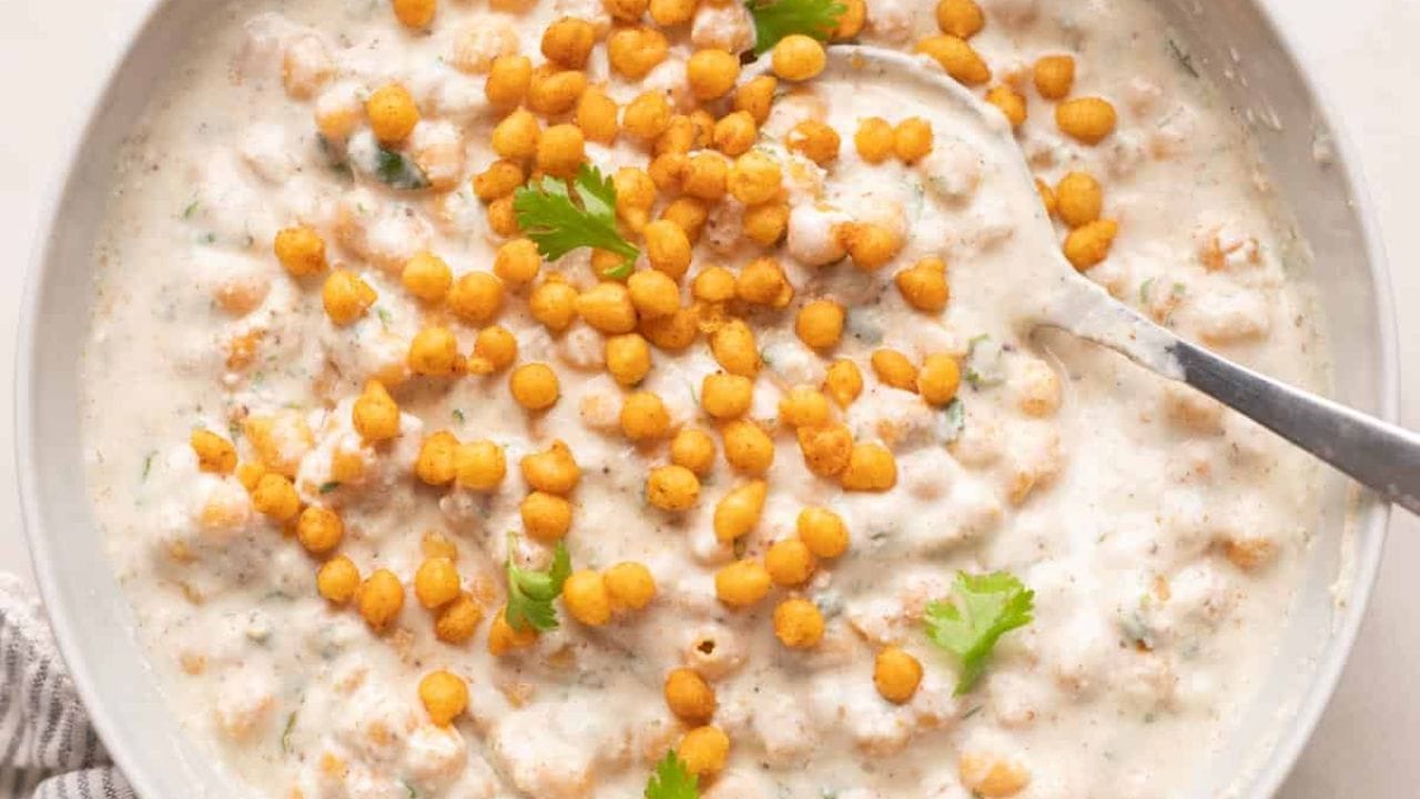 દહીં શરીર પર કેવી અસર કરે છે?: સાદા દહીંમાં પ્રોબાયોટિક્સ હોય છે, જે આંતરડામાં સારા બેક્ટેરિયાને મજબૂત બનાવે છે. તે પાચનમાં સુધારો કરે છે, કબજિયાત દૂર કરે છે અને રોગપ્રતિકારક શક્તિને ટેકો આપે છે. જોકે શિયાળામાં દહીંની ઠંડી અસર કેટલાક લોકો માટે સમસ્યારૂપ બની શકે છે. ખાસ કરીને જેમને શરદી, ગળામાં દુખાવો અથવા સાઇનસની સમસ્યા હોય છે. વૈજ્ઞાનિક રીતે કહીએ તો દહીં હાનિકારક નથી, પરંતુ શિયાળામાં તેને ક્યારે અને કેવી રીતે ખાવું તે વધુ મહત્વનું છે.
