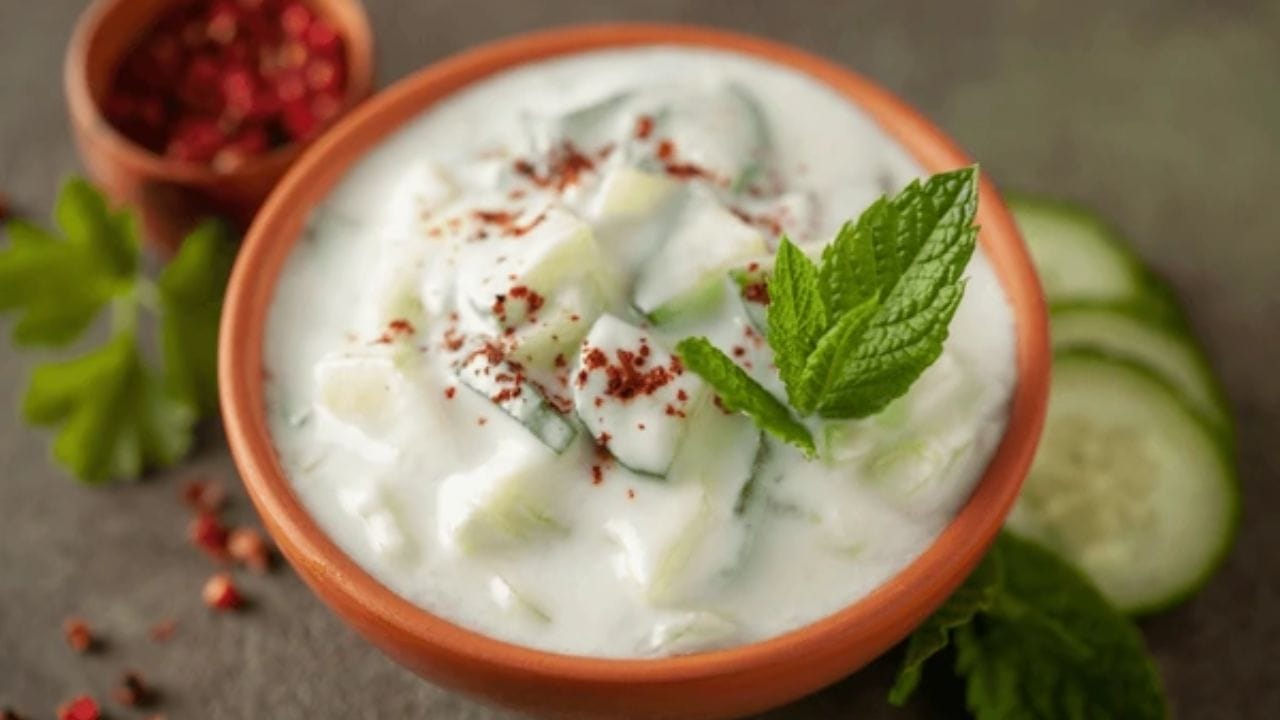 પાચન અને રોગપ્રતિકારક શક્તિના દ્રષ્ટિકોણથી સમજો: વિજ્ઞાન દર્શાવે છે કે દહીંમાં રહેલા પ્રોબાયોટિક્સ સૌથી વધુ અસરકારક હોય છે જ્યારે પાચન સ્વસ્થ હોય છે. રાયતામાં રહેલા મસાલા પાચનને એક્ટિવ રાખવામાં મદદ કરે છે, જેનાથી પ્રોબાયોટિક્સ શ્રેષ્ઠ રીતે કાર્ય કરી શકે છે. વધુમાં શાકભાજીના રાયતા શરીરને ફાઇબર, વિટામિન અને મિનરલ્સ પણ પૂરા પાડે છે, જે શિયાળામાં રોગપ્રતિકારક શક્તિને મજબૂત રાખવામાં મદદરૂપ થાય છે.
