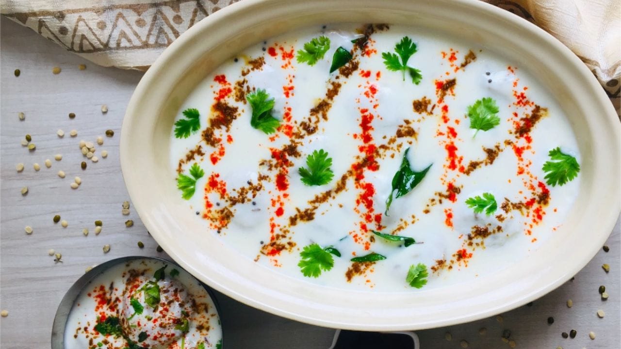 કોણે શું પસંદ કરવું જોઈએ?: જો તમને શિયાળામાં વારંવાર શરદી અને ખાંસીનો સામનો કરવો પડે છે, તો સાદા દહીં કરતાં હળવા મસાલાવાળા રાયતા પસંદ કરવાનું વધુ સારું છે. જે લોકોને પાચન સંબંધી સમસ્યાઓ નથી અને જેમનું શરીર સરળતાથી દહીં પચાવી શકે છે તેઓ બપોરે મર્યાદિત માત્રામાં સાદા દહીં પણ ખાઈ શકે છે. રાત્રે દહીં કે રાયતા ખાવાનું ટાળવું વૈજ્ઞાનિક રીતે સાબિત થયું છે, કારણ કે આ સમય દરમિયાન પાચન ધીમું પડી જાય છે.
