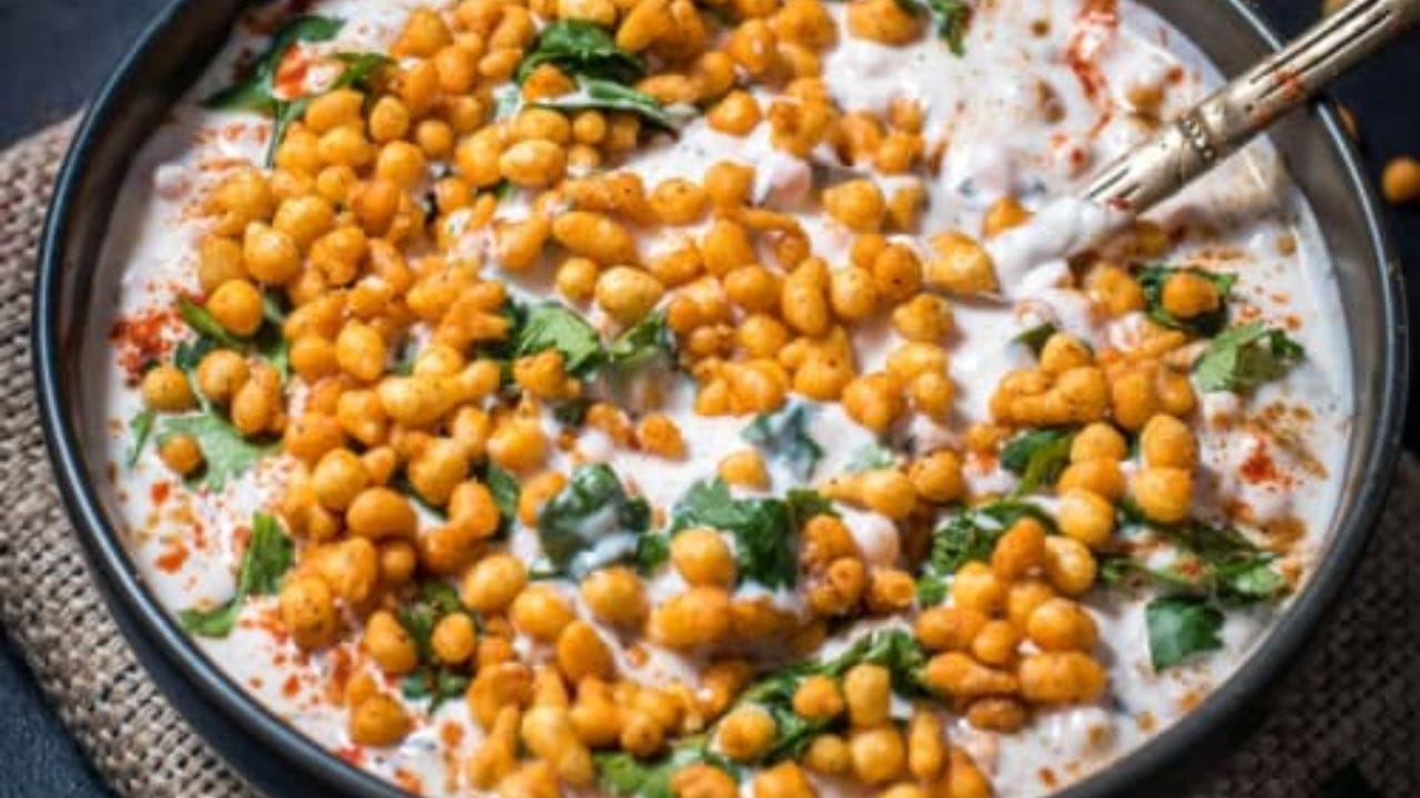 શું ખાવું અને શું ટાળવું: વૈજ્ઞાનિક અને વ્યવહારિક બંને દ્રષ્ટિકોણથી શિયાળામાં સાદા દહીં કરતાં રાયતું એક સલામત અને વધુ ફાયદાકારક વિકલ્પ છે. યોગ્ય મસાલા અને શાકભાજીથી બનેલ, રાયતા માત્ર સ્વાદમાં વધારો જ નથી કરતું પણ શરીરને ગરમ રાખવામાં અને પાચનમાં મદદ કરે છે.
