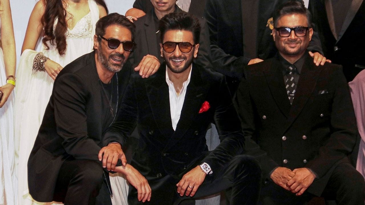 ફિલ્મમાં રણવીર સિંહ સિવાય સંજય દત્ત,અર્જુન રામપાલ સહિત અનેક મોટા સ્ટાર મહત્વના રોલમાં છે. તમામના લુક અને ડાયલોગે પહેલા જ ચાહકોમાં ઉત્સાહ ભર્યો હતો. આ ફિલ્મ મોટા બજેટમાં બની છે. ધુરંધર ફિલ્મનું બજેટ 280 કરોડ હોવાનું કહેવામાં આવી રહ્યું છે.ધુરંધરના સ્ટાર રણવીર સિંહથી લઈને આર માધવન સુધી કોને કેટલા પૈસા મળ્યા? જાણીએ.