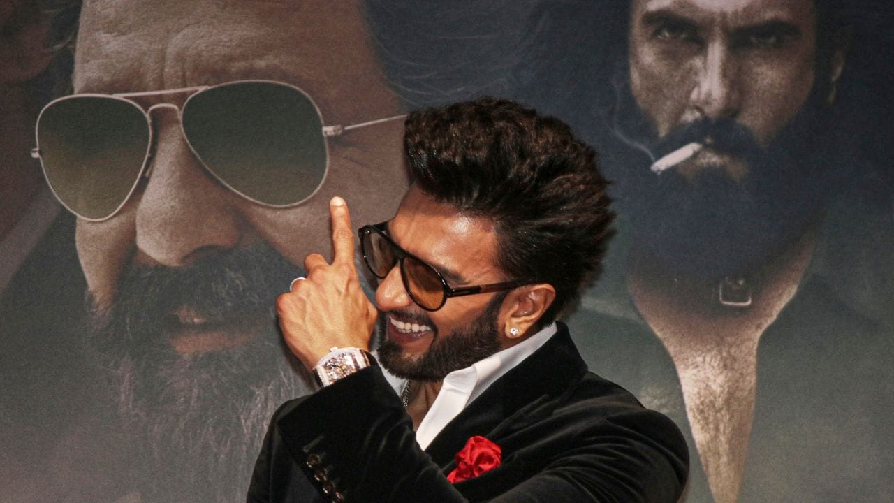 આ ફિલ્મમાં બોલિવુડ અભિનેતા રણવીર સિંહ જે એસપીએમ કે શર્માના રોલમાં જોવા મળ્યો છે. આ ફિલ્મમાં તે લીડ રોલમાં છે. રિપોર્ટ મુજબ આ ફિલ્મમાં કામ કરવા માટે રણવીર સિંહને 30 કરોડ થી 50 કરોડ રુપિયા તરીકે ચાર્જ મળ્યો છે.