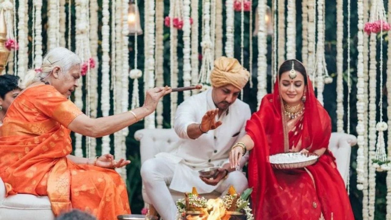 16 વર્ષની ઉંમરે, દિયાએ એક મલ્ટીમીડિયા કંપનીમાં માર્કેટિંગ એક્ઝિક્યુટિવ તરીકે કામ કર્યું.