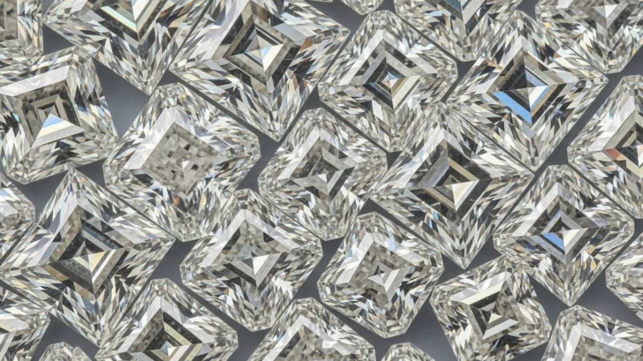 પ્રકાર IIa: આ હીરામાં કોઈ અશુદ્ધિઓ નથી. તે સ્ફટિકીય અને કિંમતી છે. કોહિનૂર જેવા પ્રખ્યાત હીરા આ કેટેગરીના છે. તે ખૂબ જ પારદર્શક છે, જે તેને દુર્લભ બનાવે છે. પ્રકાર IIb: જ્યારે બોરોનને હીરાની રચનામાં સમાવિષ્ટ કરવામાં આવે છે, ત્યારે તે વાદળી અથવા ભૂખરા રંગનું ઉત્પાદન કરે છે. આ હીરા અત્યંત દુર્લભ છે અને વીજળીનું સંચાલન કરે છે.
