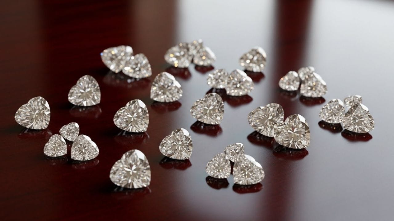 રંગમાં તફાવત: રંગ એ હીરાની સૌથી વિશિષ્ટ લાક્ષણિકતાઓમાંની એક છે. જો કે રંગહીન હીરા સૌથી દુર્લભ અને સૌથી મોંઘા હોય છે. પીળા અથવા ભૂરા હીરા નાઇટ્રોજન અશુદ્ધિઓને કારણે રંગીન હોય છે. વાદળી હીરા બોરોનમાંથી તેમનો રંગ મેળવે છે. જ્યારે ગુલાબી, લાલ અને લીલા જેવા દુર્લભ હીરા વધુ દુર્લભ હોય છે અને તેમની કિંમત વધુ હોય છે.
