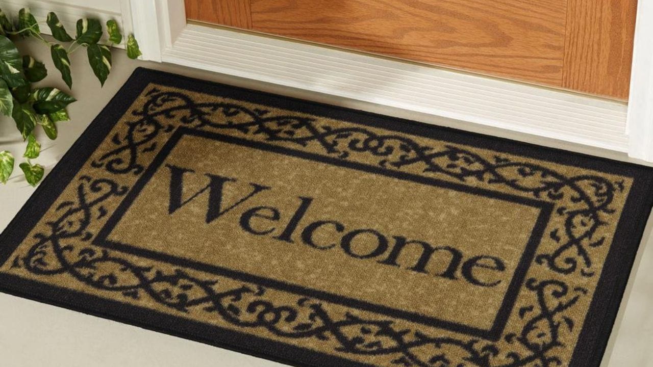 ડોરમેટ પર લખેલું Welcome ઘરની આસપાસ સકારાત્મક ઉર્જા ઉત્પન્ન કરે છે, જે શાંતિ અને સુમેળને પ્રોત્સાહન આપે છે. આપણે ઘરના મુખ્ય પ્રવેશદ્વાર પર "Welcome" ડોરમેટ મૂકીએ છીએ.