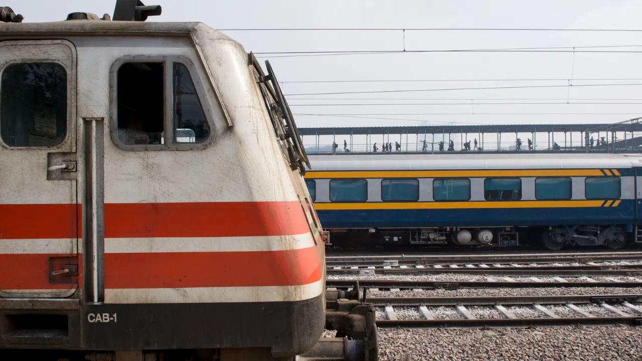 ડ્રાઈવર કેબિનમાં આ નૉચ હોય છે, જેના દ્વારા જનરેટરને મોકલાતી વીજળી નિયંત્રિત કરવામાં આવે છે. આનાથી RPM બદલાય છે અને ટ્રેનની ઝડપ વધે-ઘટે છે. વધુમાં એ પણ જાણો કે, ડીઝલ એન્જિનમાં કુલ 8 નૉચ હોય છે અને તેને એક જ વખત સેટ કરી દેવાય છે, જેથી વારંવાર બદલવાની જરૂર પડતી નથી.