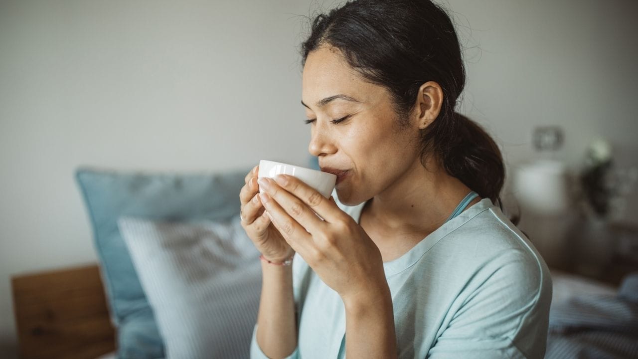 ખાલી પેટ ચા પીવાથી તેમાં હાજર કેફીન બ્લડ પ્રેશર વધારી શકે છે. આનાથી હૃદય પર દબાણ આવે છે અને હૃદયની સમસ્યાઓનું જોખમ વધે છે.