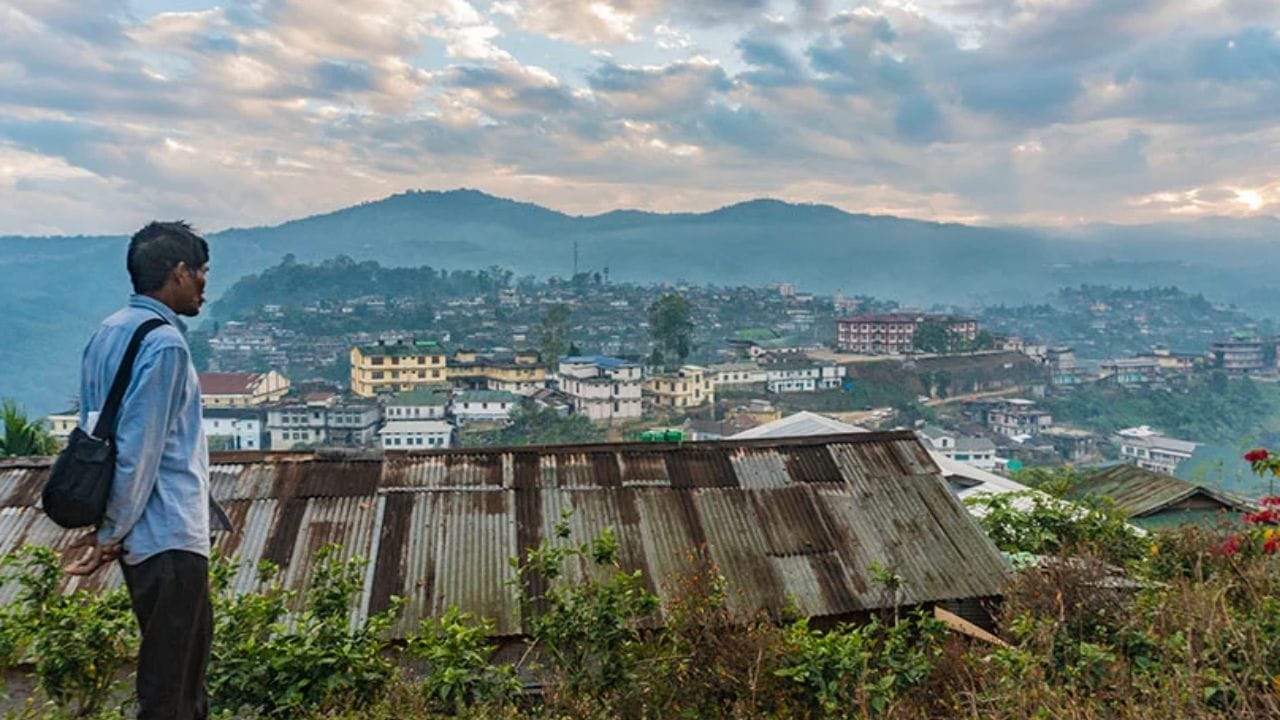 અહીં, શિક્ષણ અને સરકારી કાર્યનું મુખ્ય માધ્યમ અંગ્રેજી છે. વધુમાં, અરુણાચલ પ્રદેશ, મણિપુર, મેઘાલય, મિઝોરમ, હિમાચલ પ્રદેશ અને કેરળ જેવા રાજ્યો પણ સત્તાવાર ભાષાનો ઉપયોગ વધારાની ભાષા તરીકે કરે છે.