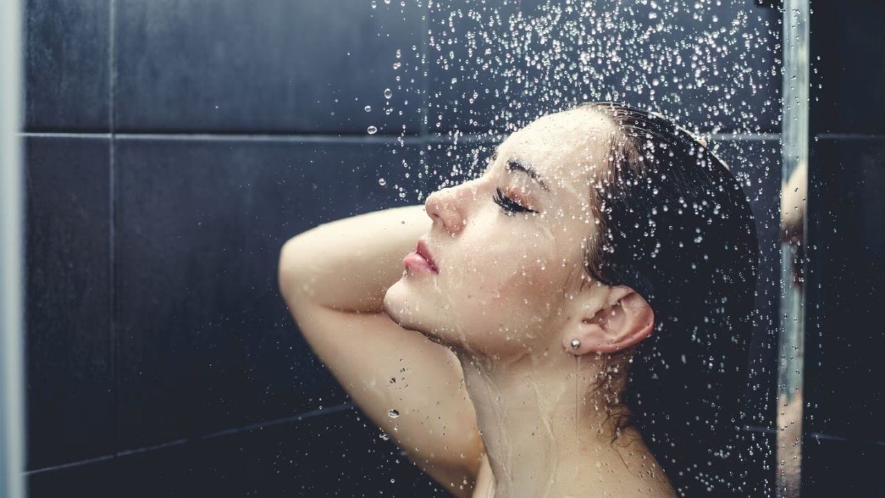 જાણો એક્સપર્ટ શું કહે છે: આધુનિક વિજ્ઞાન અને આયુર્વેદ બંને જણાવે છે કે ઠંડા પાણીનો આપણા શરીર પર ઊંડો પ્રભાવ પડે છે. તે ફક્ત શરીરના તાપમાનને સંતુલિત કરતું નથી પણ રક્ત પરિભ્રમણને વધુ સારું બનાવે છે, રોગપ્રતિકારક શક્તિ મજબૂત બનાવે છે અને હોર્મોનલ સંતુલન પણ સુધારે છે. ઠંડા પાણીથી સ્નાન કરવાથી આપણા શરીર અચાનક સક્રિય થઈ જાય છે કારણ કે તે ઉર્જામાં વધારો કરે છે.