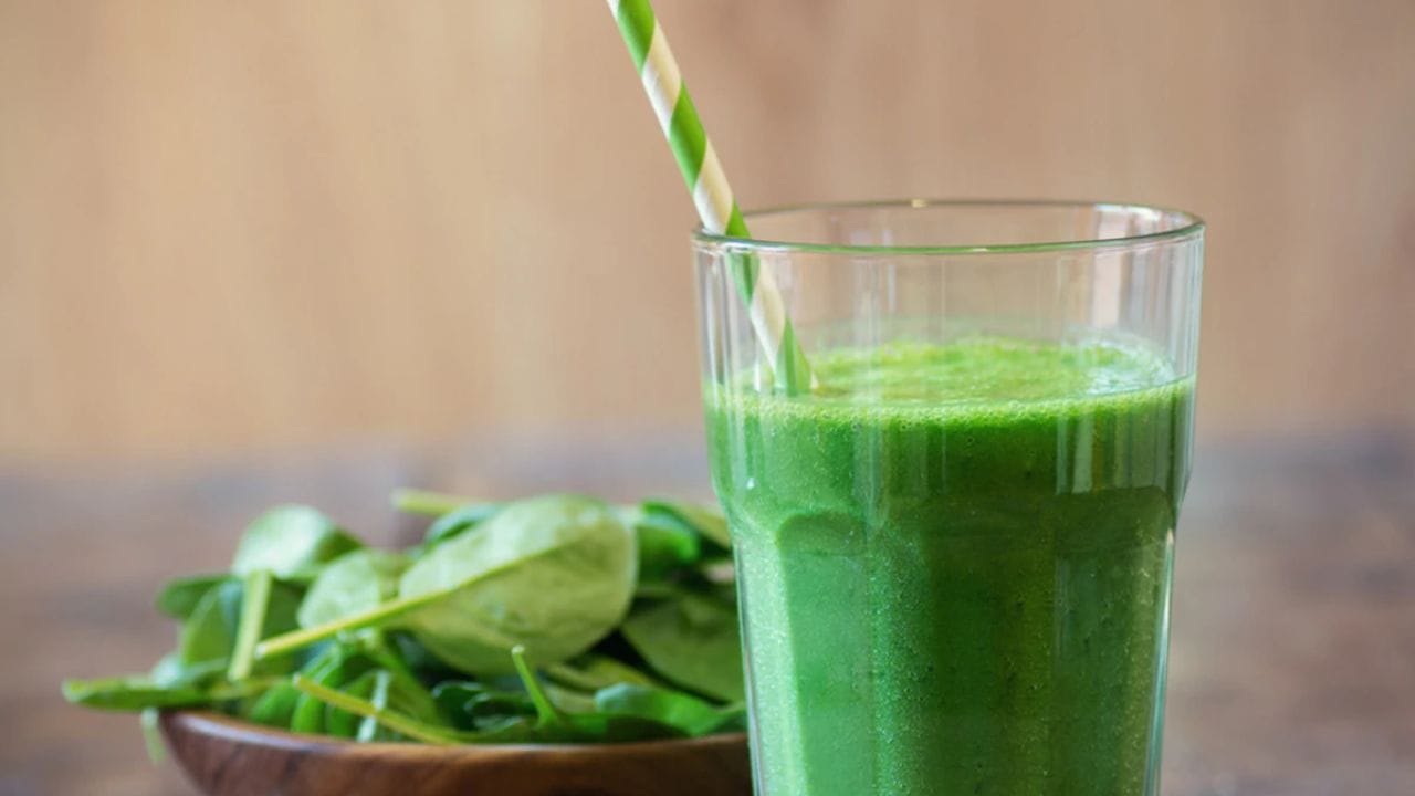 તેથી તમારી આંખના સ્વાસ્થ્યનું ધ્યાન રાખવું ખૂબ જ મહત્વપૂર્ણ છે. એક સરળ અને અસરકારક કુદરતી ઉપાય છે પાલકનો રસ પીવો. પાલકમાં આંખો માટે ઘણા જરૂરી પોષક તત્વો હોય છે, જે નબળી આંખોને મજબૂત બનાવવામાં અને આંખનો થાક ઘટાડવામાં મદદ કરે છે.
