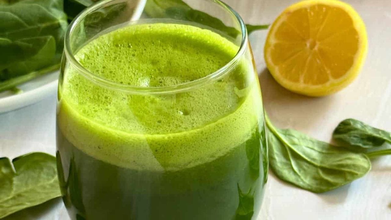 પાલક વિટામિન A નો સ્ત્રોત છે. વિટામિન A આંખના કોર્નિયા અને રેટિના માટે જરૂરી છે. તે રતાંધણાપણું ઘટાડવામાં અને દૃષ્ટિ જાળવી રાખવામાં મદદ કરે છે.
