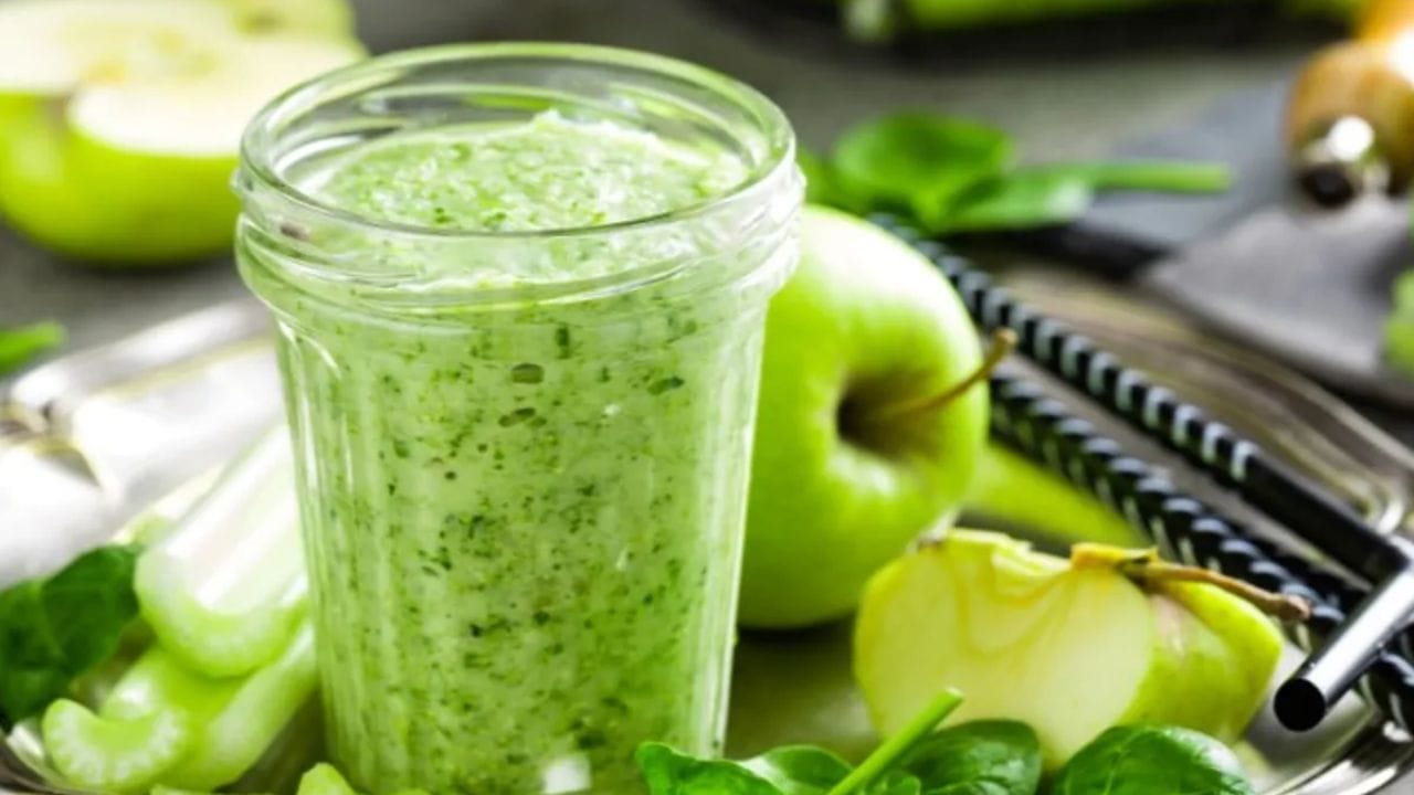 ઉંમર વધવાની સાથે મોતિયા થવાનું જોખમ વધે છે. જો કે દરરોજ પાલકનો રસ પીવાથી આંખના લેન્સને જરૂરી પોષણ મળે છે, જે મોતિયા બનવાનું જોખમ નોંધપાત્ર રીતે ઘટાડી શકે છે.
