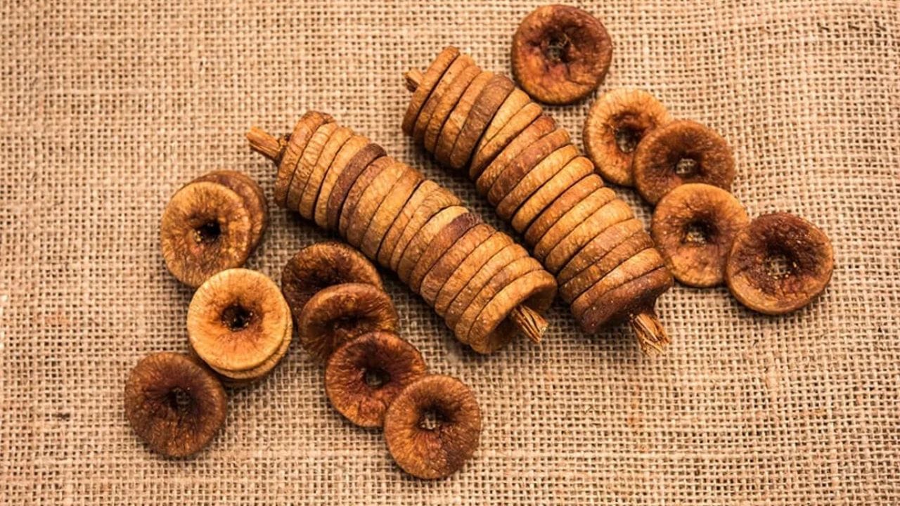 અંજીરમાં ભરપૂર માત્રામાં ફાઈબર હોય છે. તે કુદરતી લેક્સટિવ (Laxative) તરીકે કામ કરે છે. જે લોકોને શિયાળામાં ઓછું પાણી પીવાના કારણે કબજિયાતની સમસ્યા રહે છે, તેમના માટે પલાળેલા અંજીર આંતરડાની સફાઈ કરવામાં મદદરૂપ થાય છે.