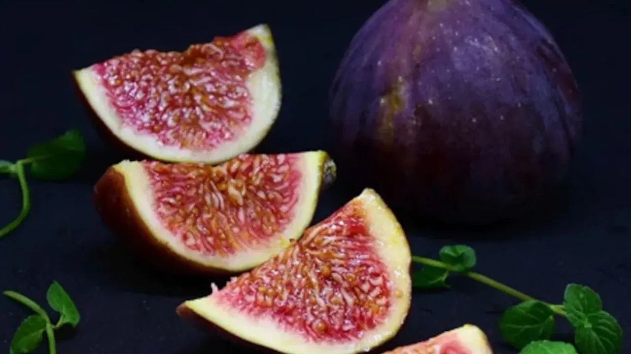 રિસર્ચ દર્શાવે છે કે અંજીર શરીરમાં રહેલા ટ્રાઈગ્લિસરાઈડ્સ (લોહીમાં રહેલી ચરબી) ના સ્તરને ઘટાડે છે. તેમાં રહેલું પોટેશિયમ બ્લડ પ્રેશરને નિયંત્રિત કરવામાં મદદ કરે છે, જેથી હાર્ટ એટેકનું જોખમ ઘટે છે.