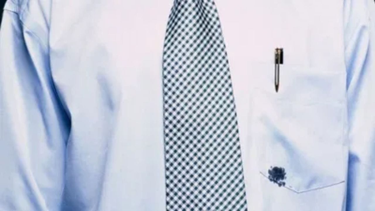 શાહીના ડાઘ (Ink Stains): પેનની ઇન્ક લિકેજ થવી એ એક સામાન્ય સમસ્યા છે. એવામાં ડાઘવાળી જગ્યા નીચે કાગળનો ટુવાલ મૂકો અને ડાઘ પર હેન્ડ સેનિટાઇઝર અથવા રબિંગ આલ્કોહોલ નાખો. આનાથી શાહી ફેલાવા લાગશે, તેથી તેને કોટન સ્વેબથી ધોઈ નાખો. આ પછી, ડિટર્જન્ટથી ધોઈ લો. વધુમાં સફેદ ટૂથપેસ્ટ લગાવીને તેને ઘસવાથી પણ ફાયદો થાય છે.