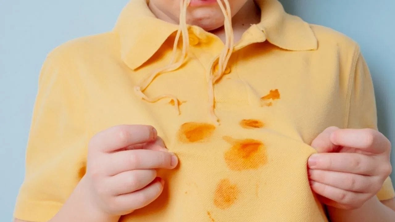 તેલ અથવા ઘીના ડાઘ: ખાતી વખતે ઘણીવાર તેલના છાંટા પડી જાય છે. આ ડાઘ દૂર કરવા માટે, તરત જ ડાઘ પર ટેલ્કમ પાવડર અથવા કોર્નફ્લોર છાંટો. આ તેલ શોષી લેશે. હવે 10 મિનિટ પછી તેને બ્રશ કરીને સાફ કરો. આ પછી લિક્વિડ ડિશ સોપ લગાવો અને ધોઈ લો. 