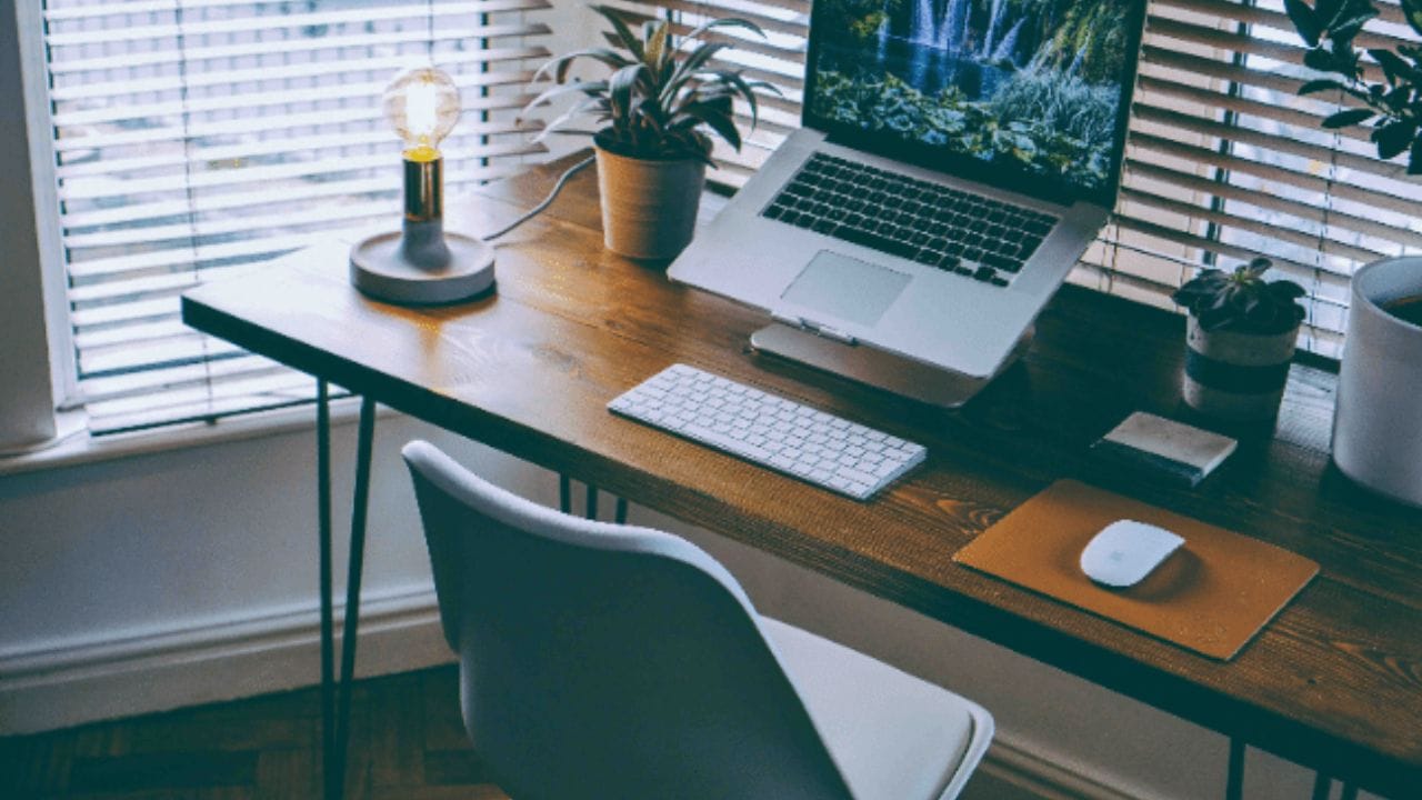 આવી સ્થિતિમાં જો તમે આ ત્રણ ફેંગશુઈ વસ્તુઓને તમારા ઓફિસ ડેસ્ક પર યોગ્ય જગ્યાએ મૂકો છો, તો સકારાત્મક ઉર્જા જળવાઈ રહેશે અને કારકિર્દીના વિકાસ અને સફળતા માટે નવી તકો ઉભરી શકે છે.
