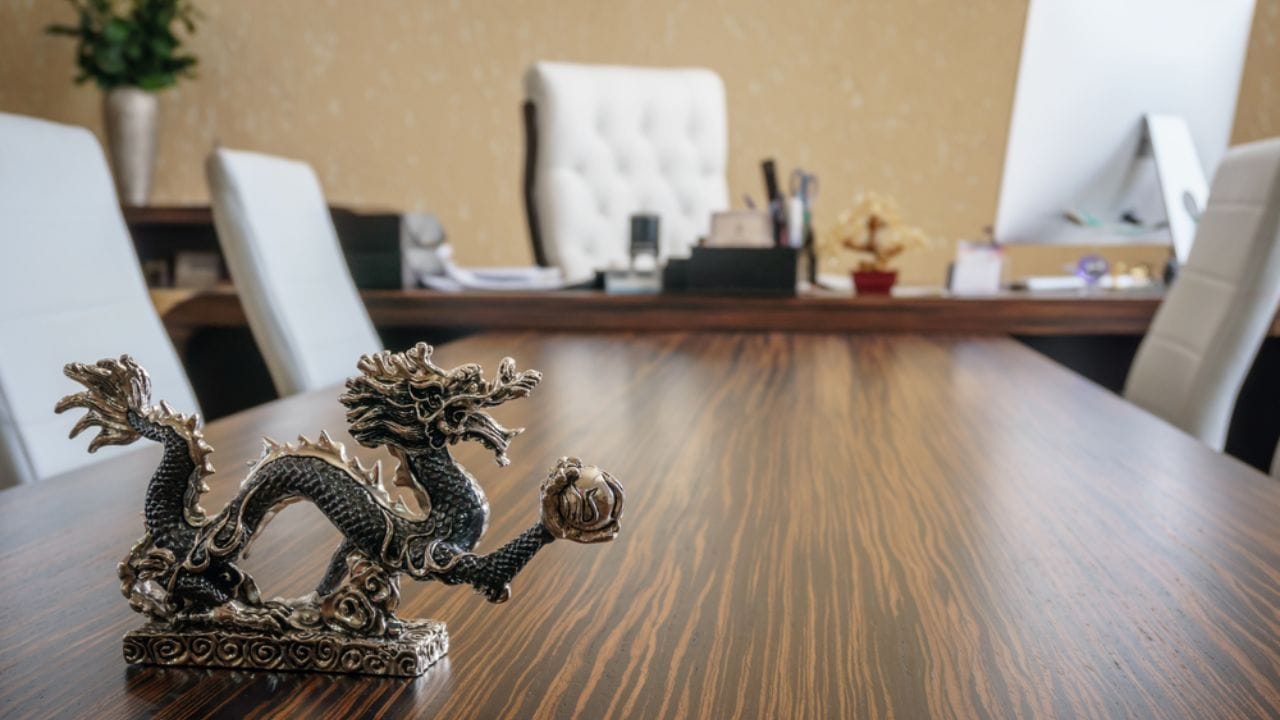 ફેંગશુઈ ડ્રેગનને તમારા ઓફિસ ડેસ્ક પર રાખવું ખૂબ જ શુભ માનવામાં આવે છે. ફેંગશુઈ અનુસાર આ ડ્રેગનને તમારા ડેસ્ક પર યોગ્ય રીતે રાખવાથી તમે ઝડપથી ઓફિસમાં પ્રખ્યાત થઈ જશો.
