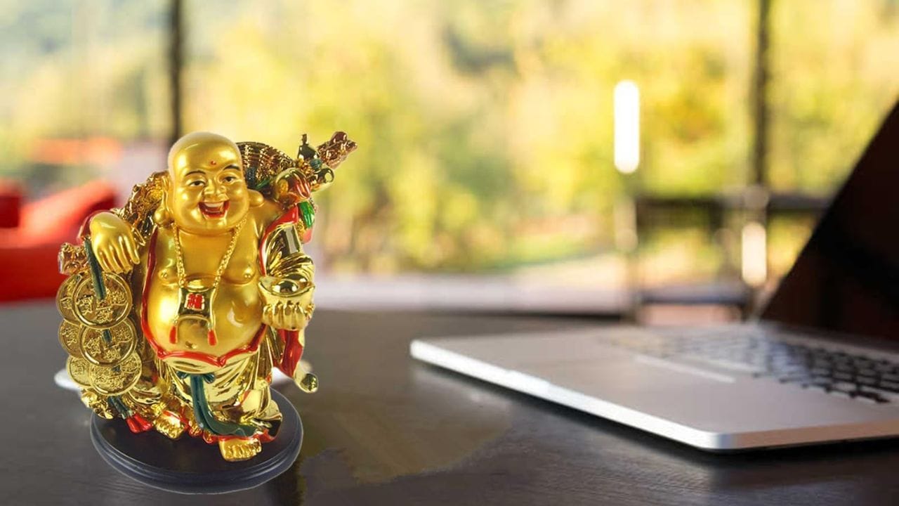 ફેંગ શુઇની ઘણી વસ્તુઓમાં લાફિંગ બુદ્ધા ખૂબ જ લોકપ્રિય છે. આ દેખીતી રીતે સરળ દેખાતી શોપીસને સમૃદ્ધિ અને સકારાત્મક ઉર્જાનું પ્રતીક માનવામાં આવે છે. તેને તમારા ઓફિસ ડેસ્ક પર રાખવાથી તણાવ ઓછો થાય છે અને વ્યવસાય અને કારકિર્દીમાં વૃદ્ધિ થાય છે. જો કે ખાતરી કરો કે તે હંમેશા બહાર નીકળવાના દરવાજા તરફ હોય.
