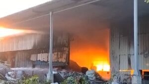 Valsad : પારડીના ઉમરસાડીમાં એલ્યુમિનિયમનો પાવડર બનાવતી કંપનીમાં લાગી ભીષણ આગ, 6થી વધારે ફાયરની ટીમ ઘટનાસ્થળે, જુઓ Video