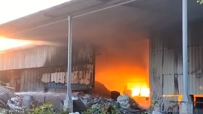 Valsad : પારડીના ઉમરસાડીમાં એલ્યુમિનિયમનો પાવડર બનાવતી કંપનીમાં લાગી ભીષણ આગ, 6થી વધારે ફાયરની ટીમ ઘટનાસ્થળે, જુઓ Video Valsad : પારડીના ઉમરસાડીમાં એલ્યુમિનિયમનો પાવડર બનાવતી કંપનીમાં લાગી ભીષણ આગ, 6થી વધારે ફાયરની ટીમ ઘટનાસ્થળે, જુઓ Video